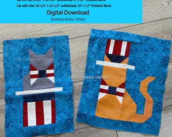 Könnte beinhalten: Zwei patriotische Katzen-Quiltblöcke. Eine graue Katze trägt einen rot-weiß-blauen Hut. Die andere ist eine orangefarbene Katze mit einem ähnlichen Hut. Die Blöcke befinden sich auf einem blau gemusterten Hintergrund. Der Text lautet "Patriotic Hats & Cats Quilt Block Set" und "Digital Download".