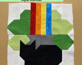 Könnte beinhalten: Ein Quiltblockmuster mit einer schwarzen Katze mit einem Regenbogen über dem Kopf. Der Block besteht aus grünem, grauem, weißem und schwarzem Stoff. Der Text "Clover Cat Quilt Block Pattern" und "12-1/2" x 12-1/2" unfinished/ 12" x 12" Finished Block" befindet sich oben im Bild. Der Text "Digital Download" befindet sich unter dem Block. Der Text "Fierce Fantasy Designs" befindet sich unten im Bild.
