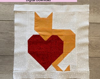 Könnte beinhalten: Ein Quiltblockmuster mit einer Katze mit einem Herzen. Die Katze ist orange und das Herz ist rot mit einem Blatt-Muster. Der Block ist 31,75 cm unfertig und 30,5 cm fertig. Der Text "Cat with Heart Quilt Block Pattern" und "Digital Download" befindet sich oben im Bild. Der Text "Fierce Fantasy Designs" befindet sich unten im Bild.