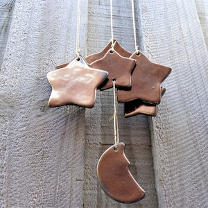 Stjärnor måne keramisk vindklocka, svart guld himmelsk rymd utomhus trädgård konst keramik dekoration hängande mobil meditation goth veranda dekor