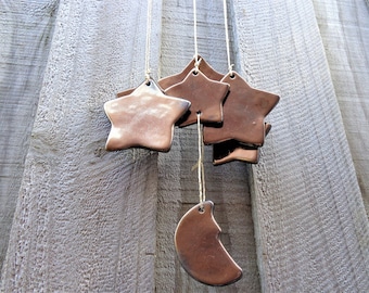 Sterren maan keramische windgong, zwart goud hemelse ruimte buitentuin kunst aardewerk decoratie hangend mobiel meditatie goth veranda decor