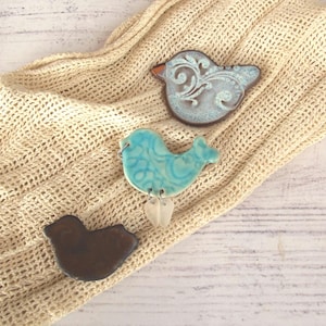 Broche de cerámica con forma de pájaro color bronce: Broche para chal de cerámica opalina, azul o bronce.