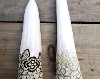 Soporte de cono de anillo de cerámica con encaje: Exhibidor de joyas gótico burlesco