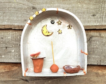 Estante de pared para altar de santuario: gabinete de curiosidades con arcos de luna celestial y estrellas, exhibición de recuerdos