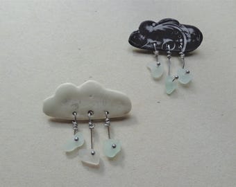 Broche/alfinete para xale com nuvem e gotas de chuva, cerâmica, vidro do mar, sereia, água-marinha, espuma do mar, vidro de praia, surfista, litoral, joias de cerâmica de praia.