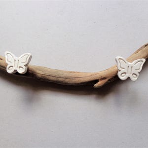 Organizador de joyas de madera a la deriva: decoración de pomo de mariposa de cerámica hecha a mano