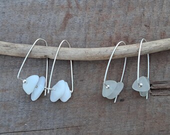 Brincos de argola de vidro do mar branco, delicados brincos de prata esterlina feitos à mão com tema náutico, inspirados em surfistas e feitos com materiais reciclados orgânicos, perfeitos para casamentos na praia.