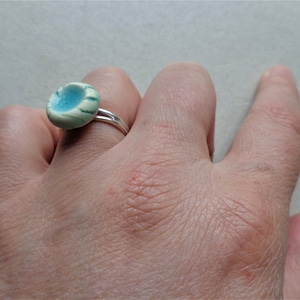 Türkis Keramik Ring massiv etwas blau runde Cabochon Sterling Silber stapelbar 5,5mm größenverstellbar Keramik Ring 13,5mm