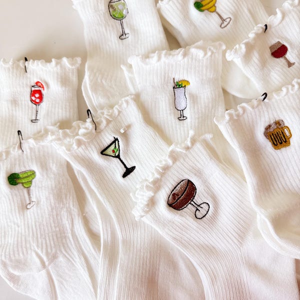 Calcetines con volantes y diseño de cócteles bordados