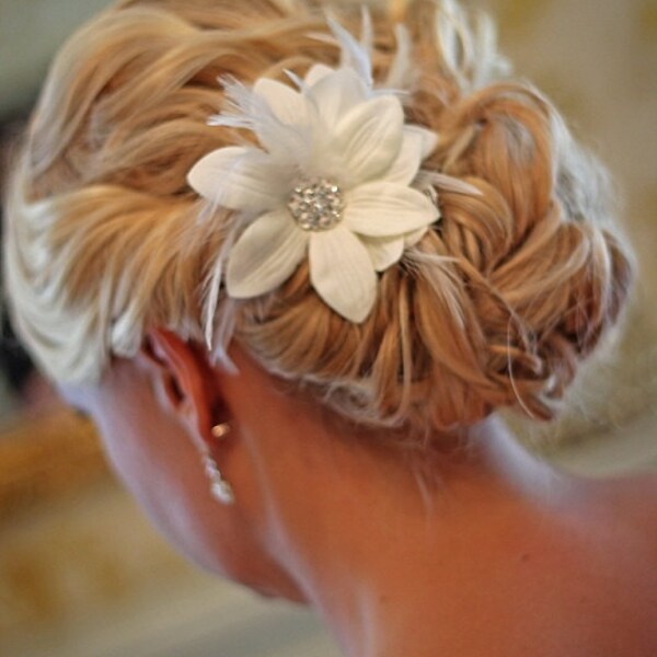 Personalizzato a mano capelli Clip Pin fiore bianco piuma Shabby Chic decorazioni rustiche sposa damigelle accessori regalo di nozze