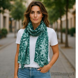 bufanda de seda, bufanda verde, bufanda batik, bufandas de seda pintadas a mano, bufanda verde y blanca, enredaderas verdes, bufanda de verano, regalo para ella, chales grandes,