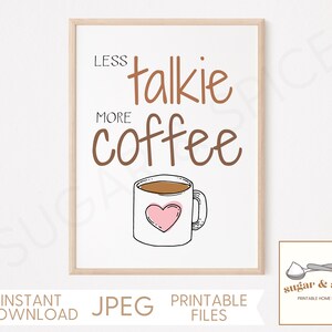 Weniger Talkie Mehr Kaffee Wandkunst, lustige Küche Zeichen Kaffee Station Dekor, druckbare Kaffeetasse Zitat Girly Wand Kunst Bar Poster - DOWNLOAD