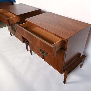 Mesitas de noche de nogal Helen Hobbie Baker Furniture MCM imagen 4