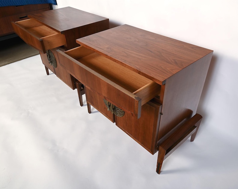 Mesitas de noche de nogal Helen Hobbie Baker Furniture MCM imagen 4