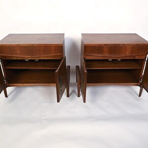 Mesitas de noche de nogal Helen Hobbie Baker Furniture MCM imagen 5