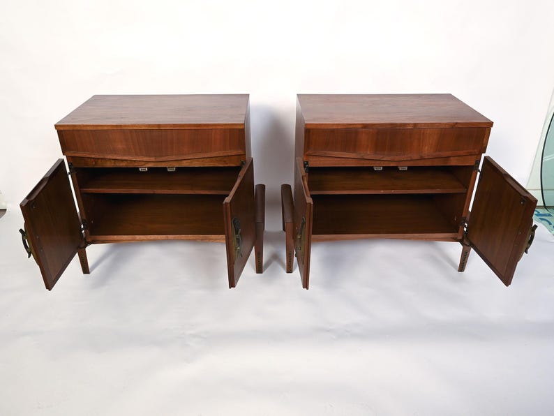 Mesitas de noche de nogal Helen Hobbie Baker Furniture MCM imagen 5