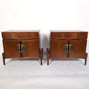 Mesitas de noche de nogal Helen Hobbie Baker Furniture MCM imagen 2