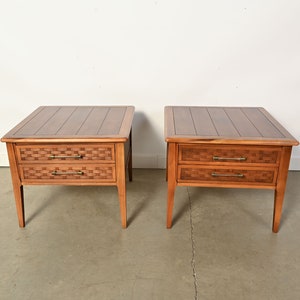 Walnut Nightstands Woven Drawer Fronts Mid Century Modern Bild 2