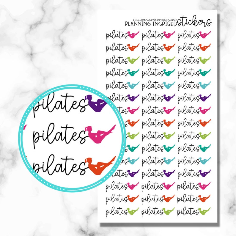 K&ouml;nnte beinhalten: Bogen mit Pilates-Aufklebern mit dem Wort "Pilates" in handschriftlicher Schrift, das mehrfach wiederholt wird. Jedes Wort hat eine farbenfrohe Silhouette einer Person, die Pilates macht. Die Aufkleber sind in verschiedenen Farben erh&auml;ltlich, darunter Lila, Pink, Orange, Gr&uuml;n und T&uuml;rkis.