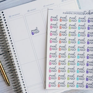 Puede incluir: Un juego de tres tazas de cer&aacute;mica con un acabado moteado y mate. Las tazas son de color crema, gris claro y gris oscuro. Cada taza tiene un dise&ntilde;o simple y minimalista y un asa redondeada. Las tazas est&aacute;n apiladas.