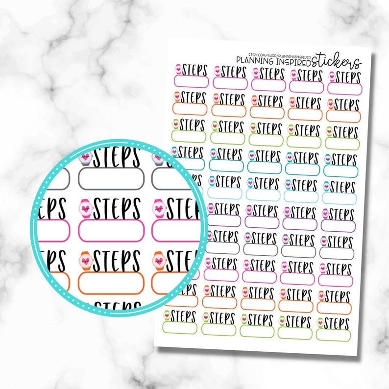 Op de afbeelding: Een vel met kleurrijke planner stickers met het woord "STEPS" en een lege ruimte om te schrijven. De stickers zijn in verschillende kleuren, waaronder roze, oranje, groen, blauw en paars.