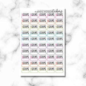 Op de afbeelding: Een vel met kleurrijke planner stickers met het woord "STEPS" en een lege ruimte om te schrijven. De stickers zijn in verschillende kleuren, waaronder roze, oranje, geel, groen, blauw, paars en turquoise.