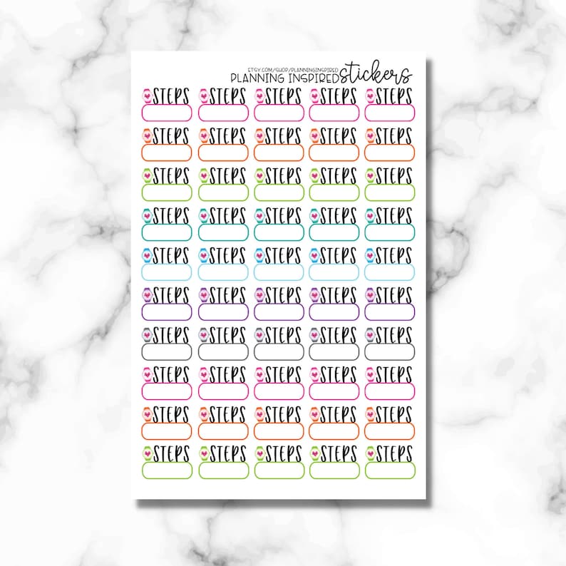 Op de afbeelding: Een vel met kleurrijke planner stickers met het woord "STEPS" en een lege ruimte om te schrijven. De stickers zijn in verschillende kleuren, waaronder roze, oranje, geel, groen, blauw, paars en turquoise.