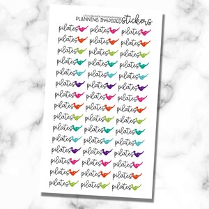 K&ouml;nnte beinhalten: Blatt mit Aufklebern mit dem Wort "pilates" in handschriftlicher Schrift, mehrfach wiederholt. Jedes "pilates" hat eine kleine Figur in einer Pilates-Pose. Die Aufkleber sind in verschiedenen Farben, darunter Rosa, Orange, Gr&uuml;n und Blau.