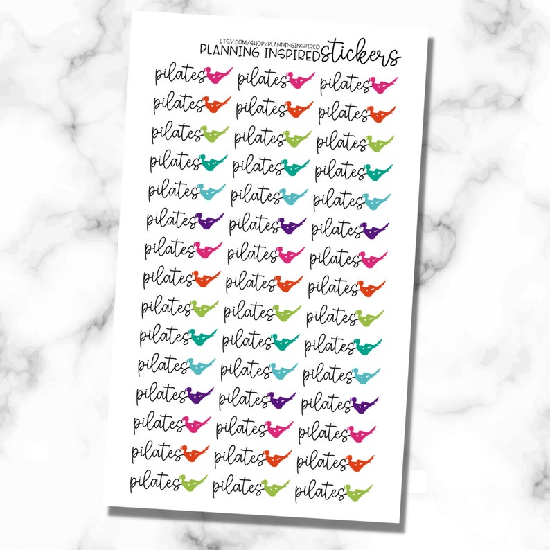 K&ouml;nnte beinhalten: Blatt mit Aufklebern mit dem Wort "pilates" in handschriftlicher Schrift, mehrfach wiederholt. Jedes "pilates" hat eine kleine Figur in einer Pilates-Pose. Die Aufkleber sind in verschiedenen Farben, darunter Rosa, Orange, Gr&uuml;n und Blau.