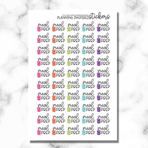 Puede incluir: Hoja de pegatinas con las palabras "meal prep" en fuente manuscrita, repetidas varias veces. Cada pegatina presenta un peque&ntilde;o gr&aacute;fico de contenedor en varios colores, incluyendo rosa, naranja, verde, azul y morado. El texto "PLANNING INSPIRED stickers" est&aacute; en la parte superior.
