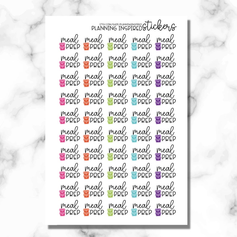 Puede incluir: Hoja de pegatinas con las palabras "meal prep" en fuente manuscrita, repetidas varias veces. Cada pegatina presenta un peque&ntilde;o gr&aacute;fico de contenedor en varios colores, incluyendo rosa, naranja, verde, azul y morado. El texto "PLANNING INSPIRED stickers" est&aacute; en la parte superior.