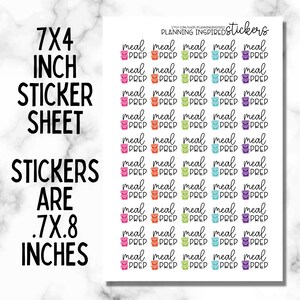 Puede incluir: Una hoja de pegatinas con el texto "7x4 inch sticker sheet" y "stickers are .7x.8 inches." La hoja presenta m&uacute;ltiples pegatinas con las palabras "meal prep" y un peque&ntilde;o gr&aacute;fico de contenedor en varios colores.