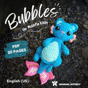 Könnte beinhalten: Eine gehäkelte blaue Kreatur mit hellminzfarbenem Bauch, rosa Akzenten an Ohren und Schwanz sowie schwarzen Augen. Der Text lautet Bubbles the Mothfin Kitty, PDF 20 PAGES, English (US) und CODENAME_BUTTERFLY.