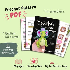 K&ouml;nnte beinhalten: Eine digitale H&auml;kelanleitung als PDF mit dem Titel Ophelia the Orchid Dragon, die 28 Seiten mit Schritt-f&uuml;r-Schritt-Anleitungen enth&auml;lt. Das Cover zeigt einen gr&uuml;nen geh&auml;kelten Drachen mit rosa Bl&uuml;tenbl&auml;ttern und einem cremefarbenen Bauch.