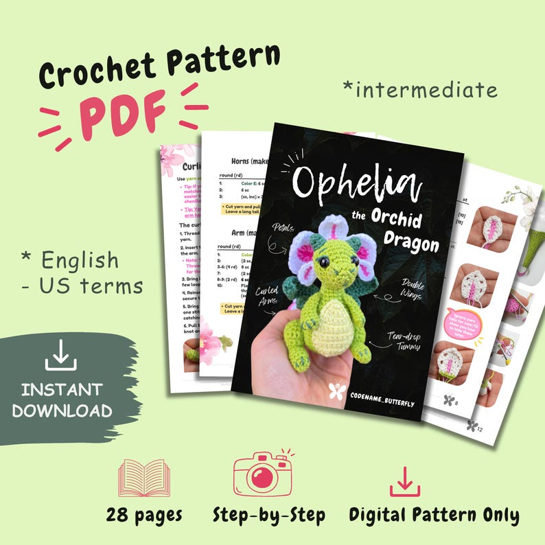 K&ouml;nnte beinhalten: Eine digitale H&auml;kelanleitung als PDF mit dem Titel Ophelia the Orchid Dragon, die 28 Seiten mit Schritt-f&uuml;r-Schritt-Anleitungen enth&auml;lt. Das Cover zeigt einen gr&uuml;nen geh&auml;kelten Drachen mit rosa Bl&uuml;tenbl&auml;ttern und einem cremefarbenen Bauch.