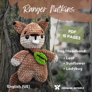 Könnte beinhalten: Ein braun-beiges gehäkeltes Eichhörnchen-Stofftier namens Ranger Nutkins. Das Eichhörnchen hat schwarze Augen, eine weiße Nase und ein grünes Blatt-Accessoire. Text: PDF 15 PAGES, Bag/Headband: Leaf, Sunflower, Ladybug, English (US).