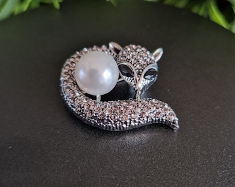 Rhinestone Fox Brooch with Faux Pearl – Vixen Statement Jewelry