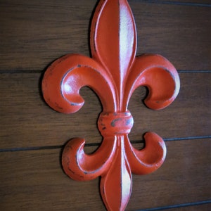 Symbol znaku Fleur de Lis / Ogień (Czerwony) Pomarańczowy lub Wybierz kolor / Żeliwny metalowy obraz ścienny Shabby Chic / Apartament w Paryżu / Francuski wiejski