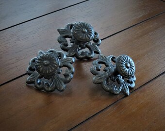 Ornate Cast Iron Knobs / Oil Rubbed Bronze or Choose from 40+ Colors / Cottage Chic Dresser Drawer Pulls /Furniture Knobs/Cabinet Door Pulls