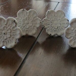 Vintage inspirierte Knäufe/Schubladenknäufe/Schrankknöpfe/Blumen Design/Weiße Knäufe/Weiße Griffe/Shabby Chic