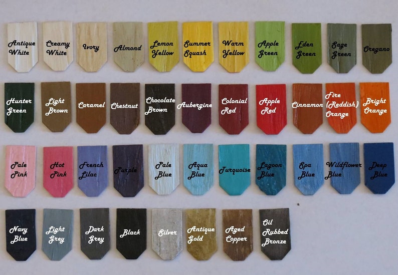 Puede incluir: Una colecci&oacute;n de peque&ntilde;as muestras de color de madera dispuestas en filas. Cada muestra est&aacute; etiquetada con un nombre de color, como "Blanco Antiguo", "Amarillo Lim&oacute;n" y "Azul Oscuro". Las muestras muestran una variedad de tonos, incluyendo verdes, azules, rojos y marrones.