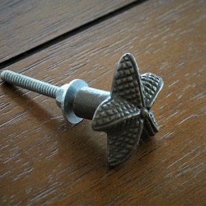 Antique Bronze Starfish Knob / Nautical Decor / Furniture Knob / Metal Handle /  Coastal Sea Beach Accent / Bathroom Cabinet Knobs