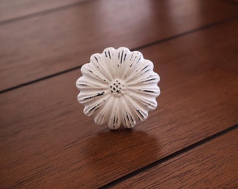 Grand bouton marguerite blanc vieilli