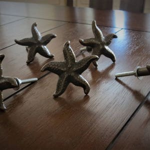 Antique Bronze Starfish Knob / Cabinet Dresser Drawer Pull / Metal Handle / Sea Theme Nautical Bathroom Accessories / Beach Cottage Decor
