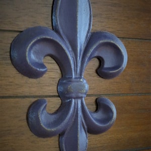 Dekoracja ścienna Fleur de Lis / Fioletowy lub wybierz kolor / Żeliwo / Apartament w Paryżu / Francuski kraj / Symbol Fleur de Lis / Metalowa sztuka ścienna
