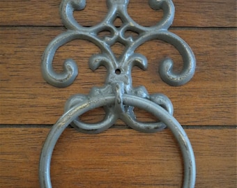 Anneau porte-serviettes en fonte vieillie : fleur de lys, décoration de salle de bain campagnarde