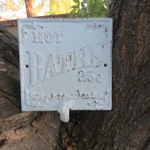 Badezimmer Wandhaken Schild / Hellblau oder Farbe wählbar / Shabby Chic Retro Bad Schild / Vintage Stil BadHaken / Cottage Bad Haken Beschilderung