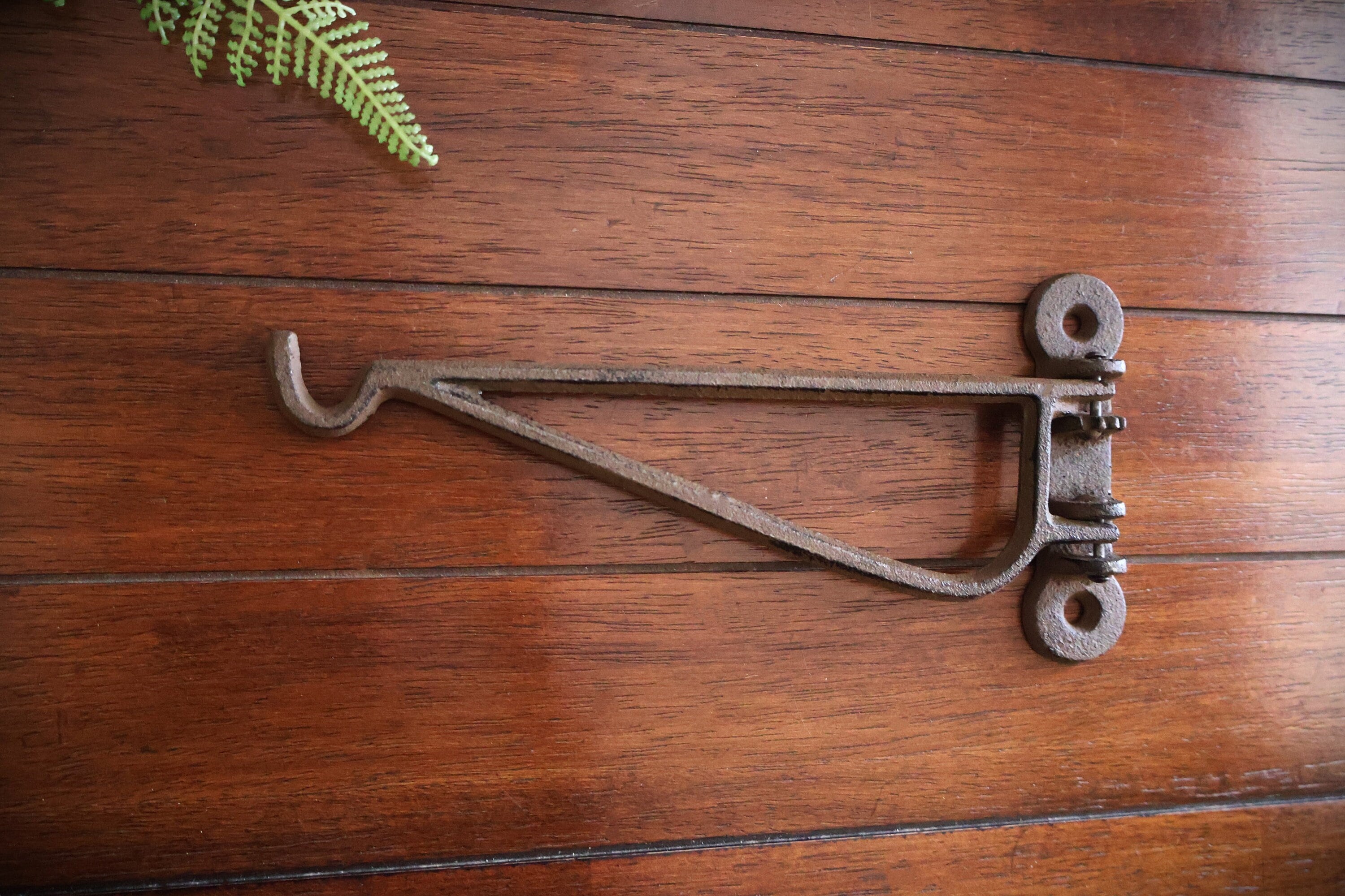 Wall Hook Cast Iron Retro Style Hanger for Hanging Plants Coats Bags Towels Holder with Rotating Swivel Arm Nostalgic Vintage Wall Decor