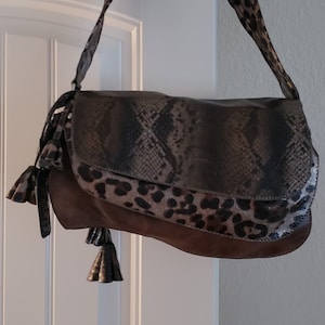 Monedero Treska*Bolso de mano*Bandolera*Skins*Piel de serpiente*Aspecto de piel de animal*Múltiples bolsillos*Material suave*Cierres con cremallera y borlas*Correa única