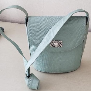 PRIMAVERA * Cartera de mujer * Vintage años 90 * Bolso de hombro de cuero * Cuero verde brillante * Clásico * Frente grabado * Cierre plateado * Elegante 2 Casual * Cinturón C 2